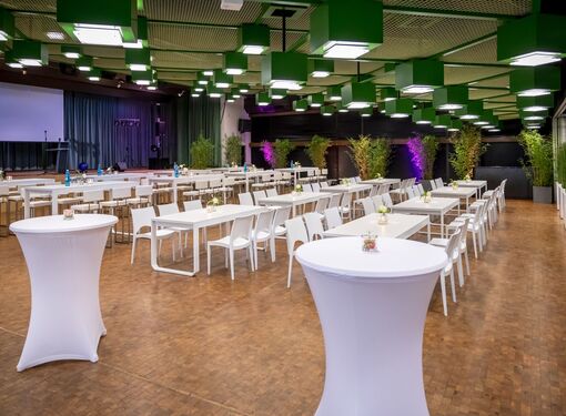 showroom-halle-sitztische