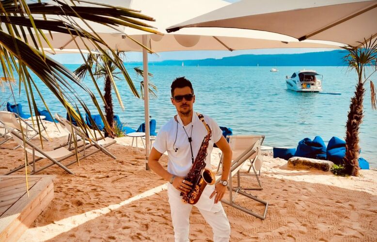 saxophonist-beachclub