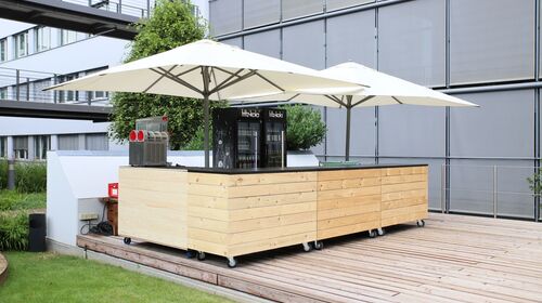 paletten-bar-mit-schirmen