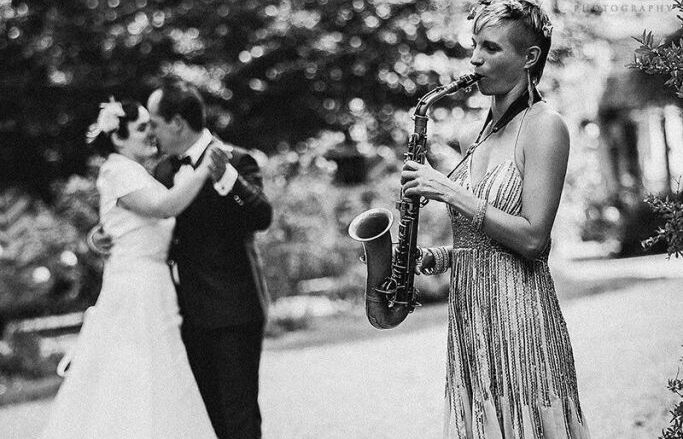 saxowoman-hochzeit-walking-act