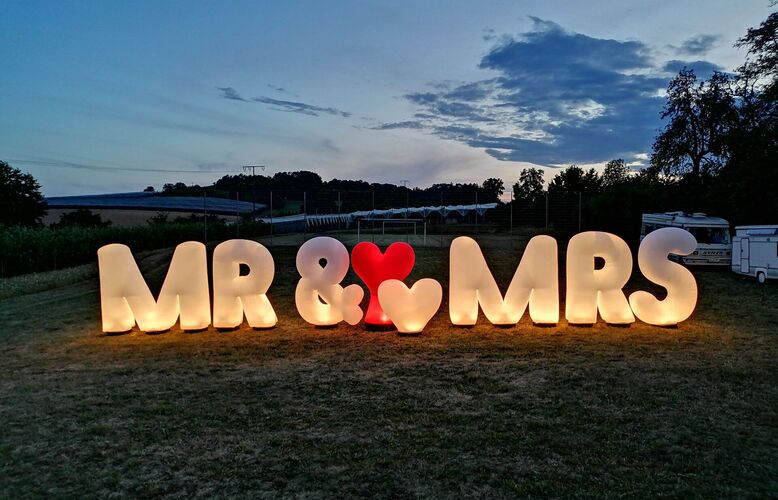 leuchtbuchstaben-hochzeit-mieten